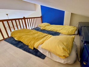 1 bedroom, desk, free WiFi, bed sheets - Cosy flat close to train station and old harbor (La Rochelle)