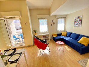 Living area - Cosy flat close to train station and old harbor (La Rochelle)