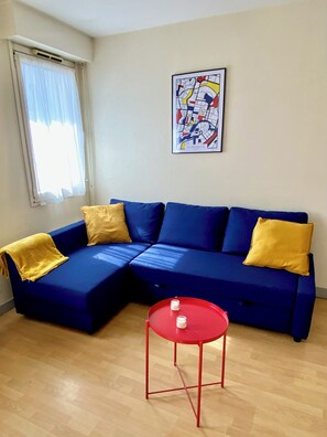 Living area - Cosy flat close to train station and old harbor (La Rochelle)