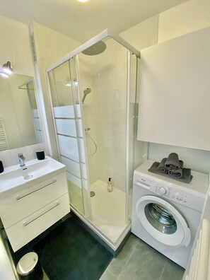 Towels, soap, shampoo, toilet paper - Cosy flat close to train station and old harbor (La Rochelle)