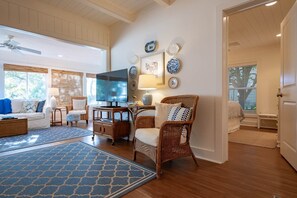 4 bedrooms, iron/ironing board, free WiFi, bed sheets - SALE~NEW Listing~"MIMI'S Cottage"~Beach Access~Seaside Stroll~Beach Gear (Santa Rosa Beach)