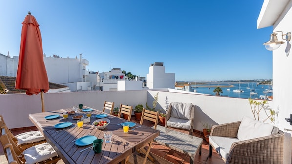 Outdoor dining - Maravilhoso Duplex T3 com Terraço by LovelyStay (Alvor)