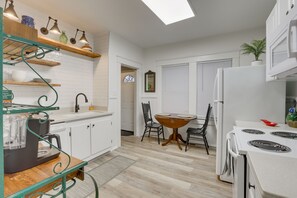 Refrigerador, microondas, placa de cocina, lavavajillas