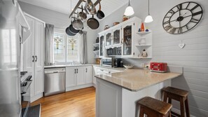 Fridge, microwave, oven, stovetop - Trefusis Cottage in Blackheath (Blackheath)