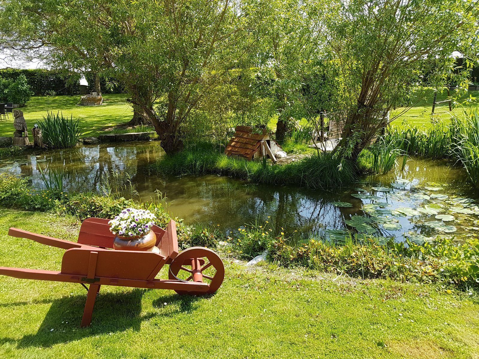Vue du gîte sur le bassin