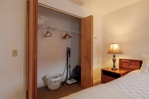 1 slaapkamer, een strijkplank/strijkijzer, reisbedje, wifi