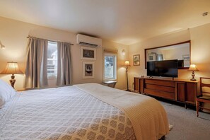 1 bedroom, iron/ironing board, WiFi, bed sheets - 1BR Waterfront Condo in Downtown BH [Ocean Breeze] (Bar Harbor)