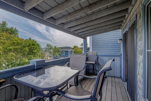 1BR Waterfront Condo in Downtown BH [Ocean Breeze]