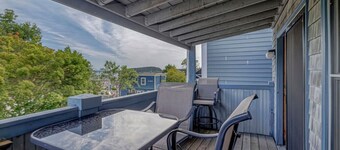 1BR Waterfront Condo in Downtown BH [Ocean Breeze]