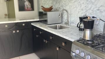 Kylskåp, mikrovågsugn, ugn och spishäll