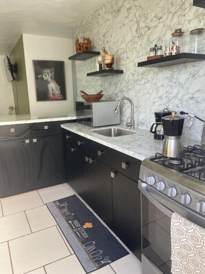 ثلاجة، ميكروويف، فرن، موقد طهي مسطح