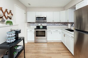 Kjøleskap, mikrobølgeovn, ovn og kokeplater