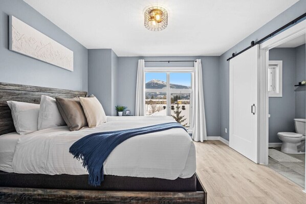 3 bedrooms, desk, travel cot, free WiFi