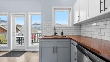 Een koelkast, een magnetron, een oven, een kookplaat