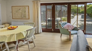 Outdoor dining - Whitedown -  a cottage that sleeps 2 guests in 1 bedroom (Alton)