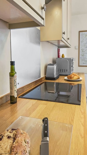 Refrigerador, microondas, horno y periquera 