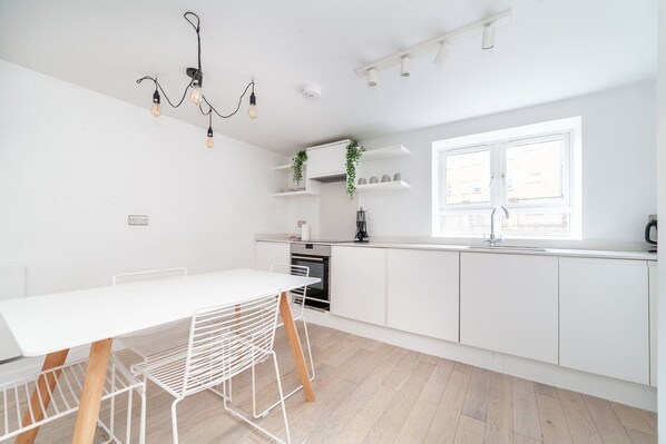 Fridge, oven, stovetop, dishwasher