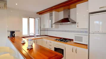 Réfrigérateur, micro-ondes, four, lave-vaisselle