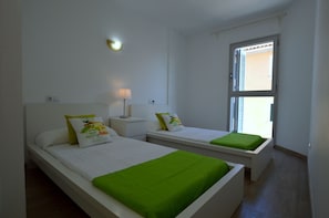 3 slaapkamers, een strijkplank/strijkijzer, gratis wifi, beddengoed