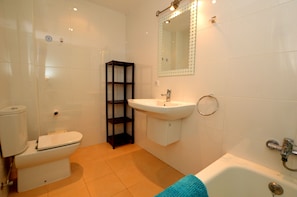 Een douche, handdoeken
