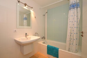 Shower, towels - Apartamento en Sa Marina cerca de la playa (Alcúdia)