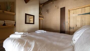 2 bedrooms, travel crib, free WiFi, bed sheets