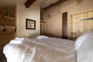 2 bedrooms, travel cot, free WiFi, bed sheets