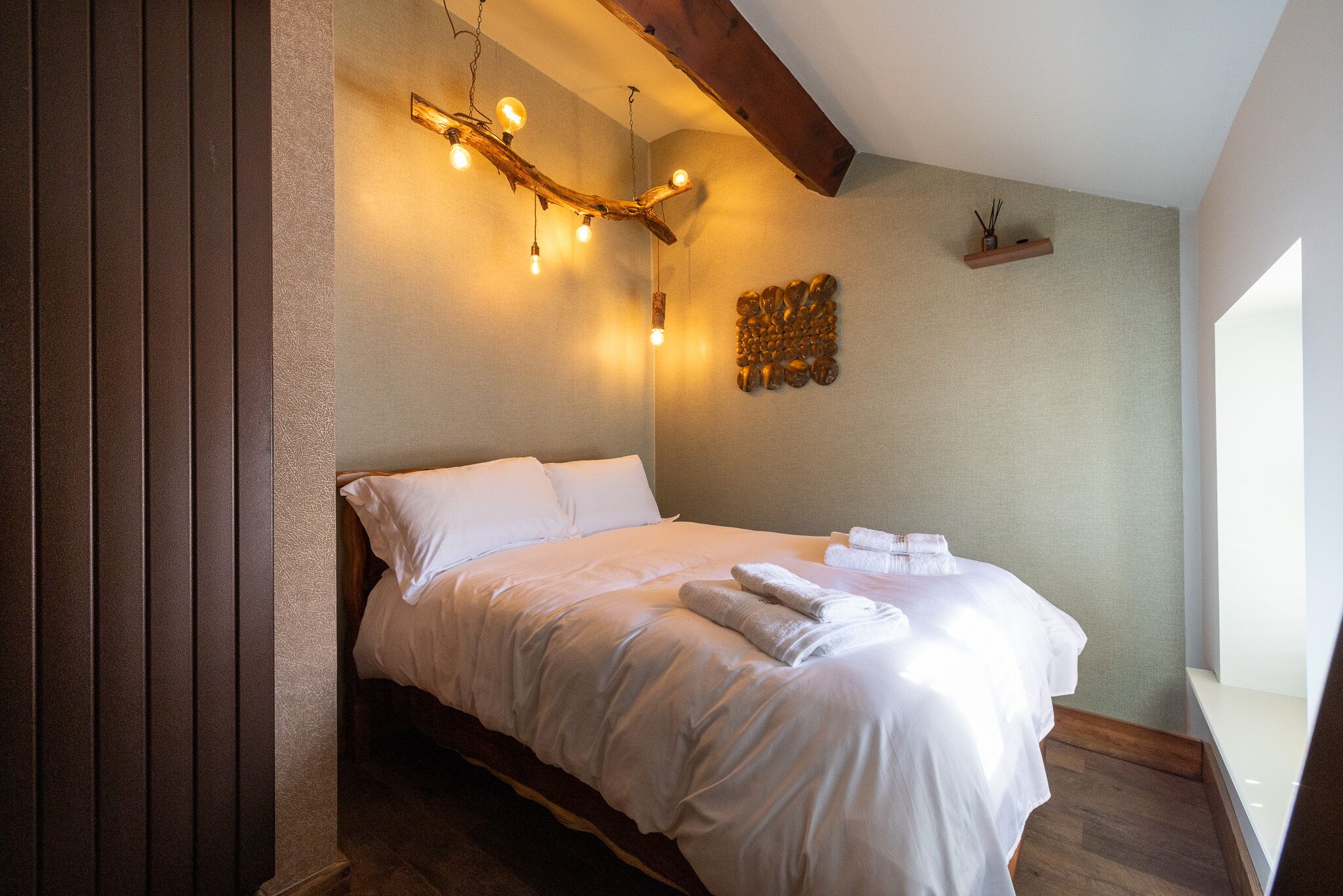 2 bedrooms, travel crib, free WiFi, bed sheets