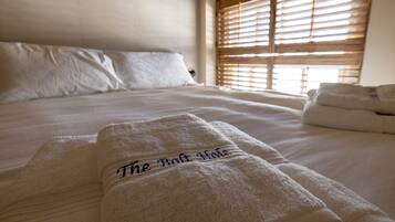 2 bedrooms, travel crib, free WiFi, bed sheets