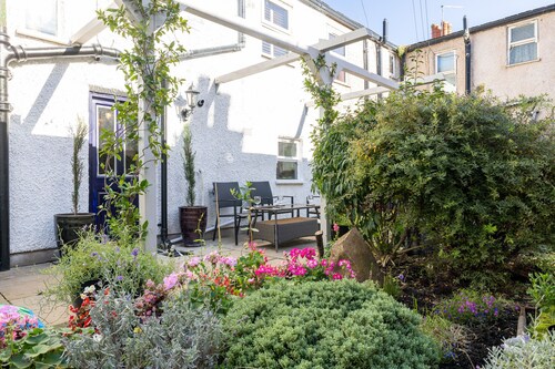 The Bolt Hole - Blending Original features  & Modern luxury, 1 minute to beach