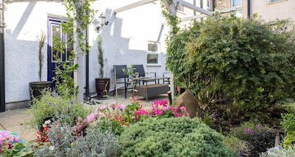 The Bolt Hole - Blending Original features & Modern luxury, 1 minute to beach