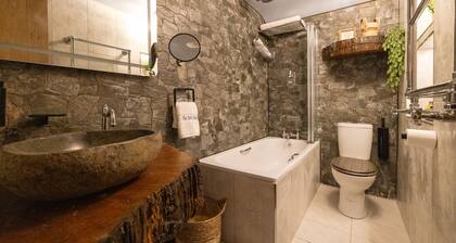 The Bolt Hole - Blending Original features & Modern luxury, 1 minute to beach