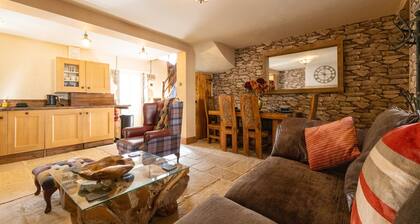 The Bolt Hole - Blending Original features & Modern luxury, 1 minute to beach