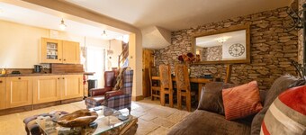 The Bolt Hole - Blending Original features & Modern luxury, 1 minute to beach