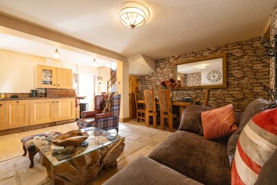 The Bolt Hole - Blending Original features & Modern luxury, 1 minute to beach