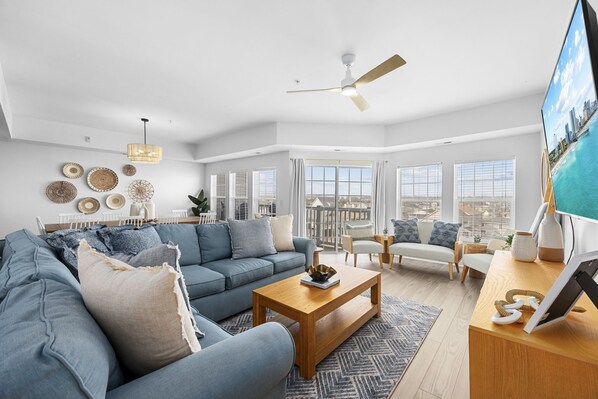 Living area - Pier Watch Villa, 2nd Row, Pool, 6 Bedroom, Water View (North Myrtle Beach)