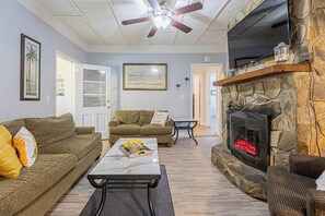 Smart TV, chimenea y estéreo 