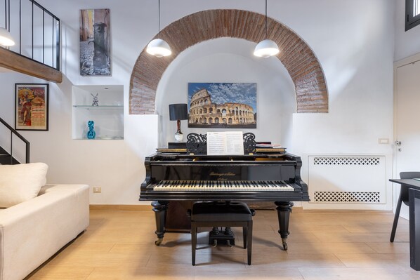 Interior - Stylish roman Loft with Piano at Colosseum. Unbelievable central location (Roma)