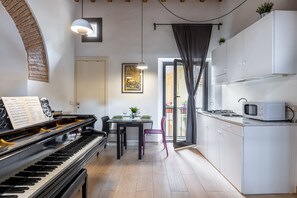 Fridge, microwave, stovetop, electric kettle - Stylish roman Loft with Piano at Colosseum. Unbelievable central location (Roma)