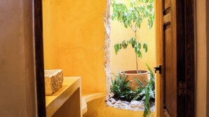 Kamar Double Mewah | Kamar mandi | Shower, perlengkapan mandi gratis, pengering rambut, dan handuk
