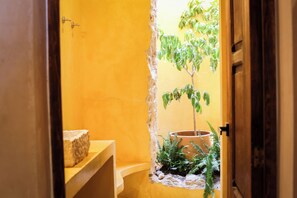 Luxury Double Room | Bathroom | Shower, free toiletries, hair dryer, towels - Kuka y & Letras (Mérida)