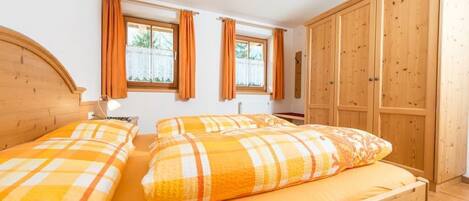 2 chambres, bureau, fer et planche à repasser, lit de bébé portatif