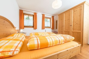 2 slaapkamers, een bureau, een strijkplank/strijkijzer, reisbedje
