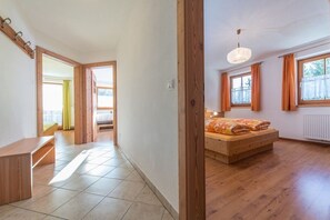 2 Schlafzimmer, Schreibtisch, Bügeleisen/Bügelbrett, Reisekinderbett