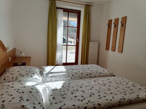 2 chambres, bureau, fer et planche à repasser, lit parapluie