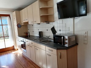 Kühlschrank, Mikrowelle, Herdplatte, Wasserkocher mit Kaffee-/Teezubehör