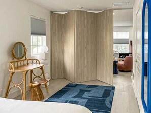 1 quarto, escrivaninha, ferros/tábuas de passar roupa, berço de viagem