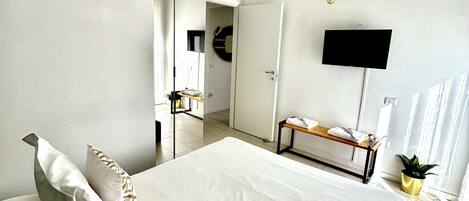 8 chambres, fer et planche à repasser, Wi-Fi, draps fournis