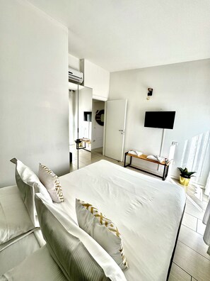 8 bedrooms, iron/ironing board, WiFi, bed sheets - CELESTES SUITE 58 (Firenze)