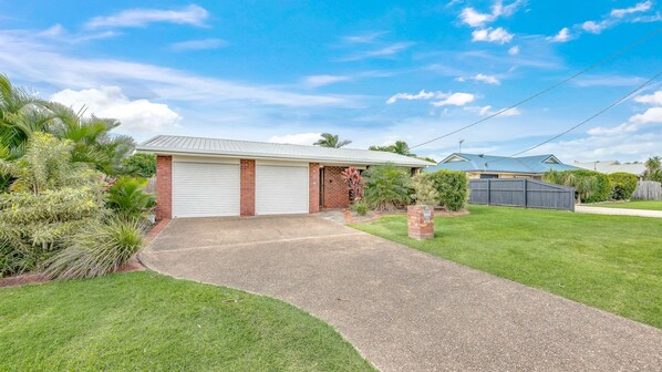 Property grounds - Perfect Holiday home for a family holiday (Bargara)